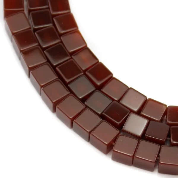 Agate teinted in red color, in shape of square, measuring 8mm x 40cm