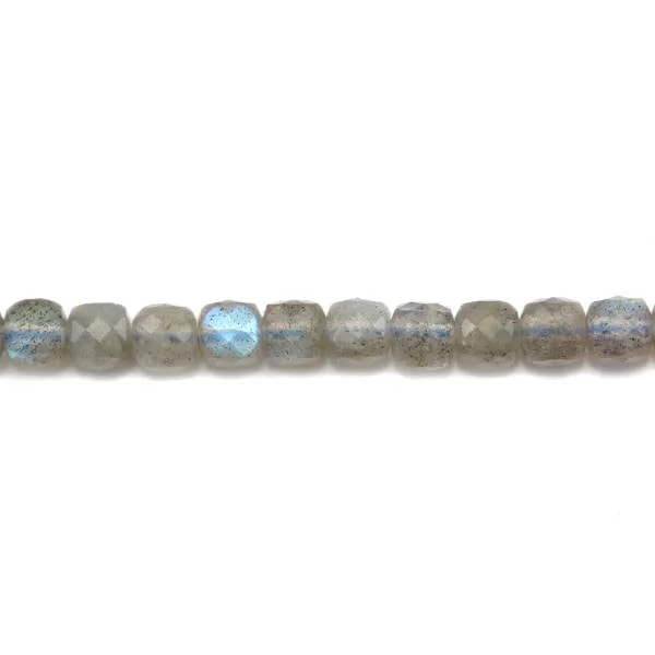 Labradorite, de forme cube facetté, 5 mm x 40cm