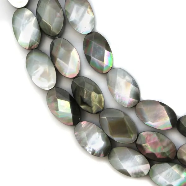 Nacre grise en ovale facetté sur fil 6x10mm x 40cm