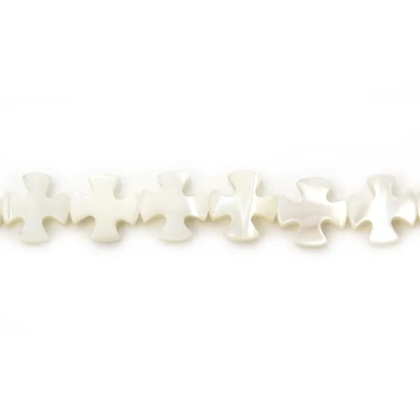Nacre blanche en forme de croix sur fil 8mm x 40cm