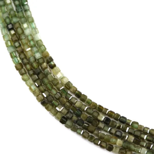 Tourmaline verte en forme de cube facette 2mm x 40cm