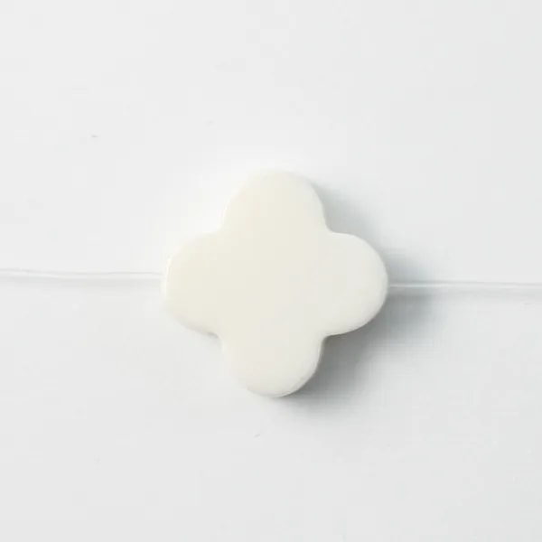 Agate blanc trèfle 16mm 