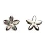 Nacre de couleur grise, en forme de fleur, mesurant 18mm x 1pc