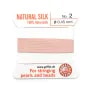 Fil de soie 0.45mm attaché à une aiguille rose pâle x 2m