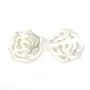 Nacre blanche ajourée en forme de fleur 14mm x 1pc