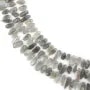Perles chips alongadas em Labradorite cinza em fio