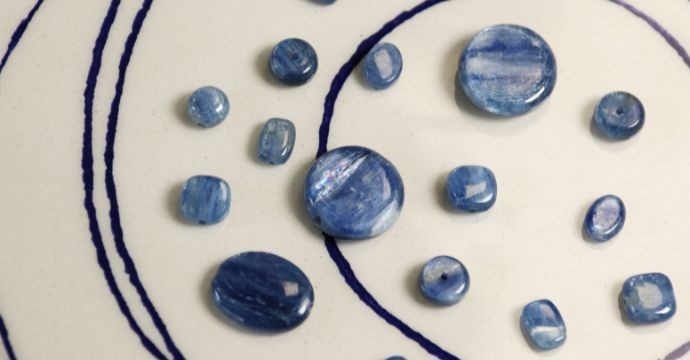 Cyanite (Disthène) : Histoire, Origine, Composition, Vertus, Signification et Rechargement de la pierre